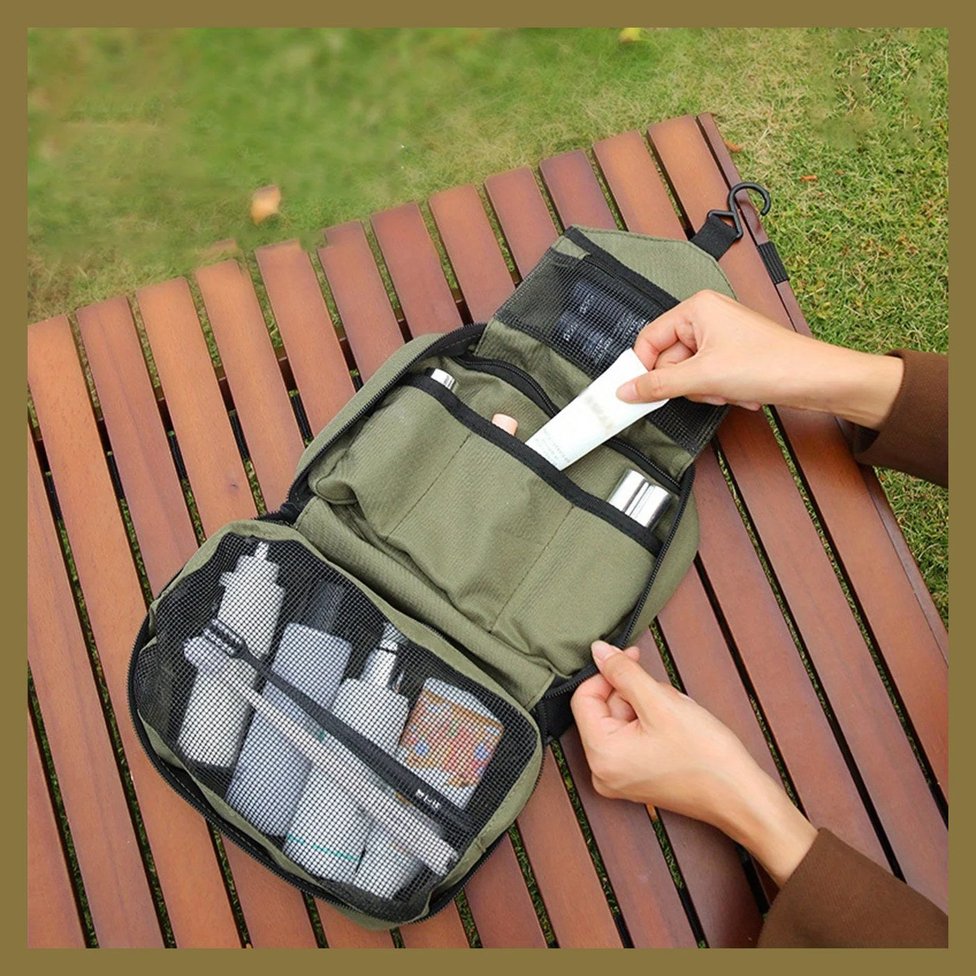 Neceser de viaje colgante con cuatro compartimentos